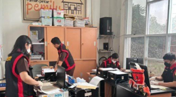 Kejari Murung Raya saat melakukan penggeledahan di Kantor KPU Kabupaten Murung Raya pada Rabu (23/9/2026). (Foto : Kejari Mura)