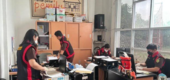 Kejari Murung Raya saat melakukan penggeledahan di Kantor KPU Kabupaten Murung Raya pada Rabu (23/9/2026). (Foto : Kejari Mura)