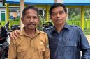 Ketua Komisi III DPRD Kabupaten Barito Utara, Dr. H. Tajeri, berfoto bersama Sekretaris Desa (Sekdes) Sei Rahayu II saat kegiatan Reses Masa Sidang I Tahun 2026 di Desa Sei Rahayu II, Senin (26/10/2026). (Foto: Istimewa).