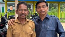 Ketua Komisi III DPRD Kabupaten Barito Utara, Dr. H. Tajeri, berfoto bersama Sekretaris Desa (Sekdes) Sei Rahayu II saat kegiatan Reses Masa Sidang I Tahun 2026 di Desa Sei Rahayu II, Senin (26/10/2026). (Foto: Istimewa).