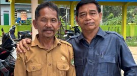 Ketua Komisi III DPRD Kabupaten Barito Utara, Dr. H. Tajeri, berfoto bersama Sekretaris Desa (Sekdes) Sei Rahayu II saat kegiatan Reses Masa Sidang I Tahun 2026 di Desa Sei Rahayu II, Senin (26/10/2026). (Foto: Istimewa).