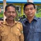 Ketua Komisi III DPRD Kabupaten Barito Utara, Dr. H. Tajeri, berfoto bersama Sekretaris Desa (Sekdes) Sei Rahayu II saat kegiatan Reses Masa Sidang I Tahun 2026 di Desa Sei Rahayu II, Senin (26/10/2026). (Foto: Istimewa).