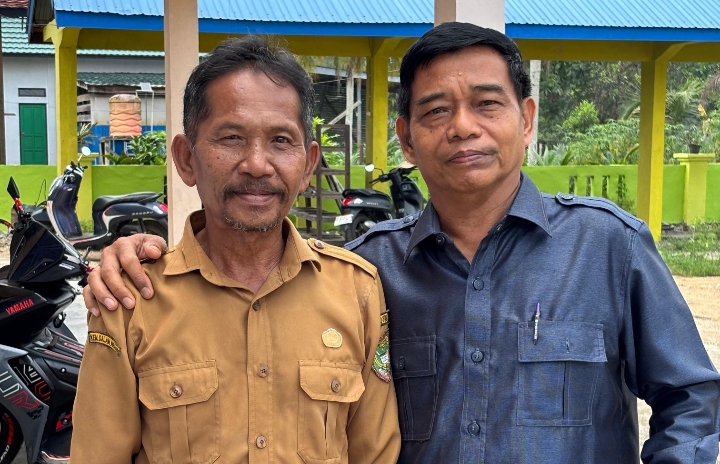 Ketua Komisi III DPRD Kabupaten Barito Utara, Dr. H. Tajeri, berfoto bersama Sekretaris Desa (Sekdes) Sei Rahayu II saat kegiatan Reses Masa Sidang I Tahun 2026 di Desa Sei Rahayu II, Senin (26/10/2026). (Foto: Istimewa).