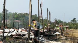 Polisi melakukan olah TKP kebaran di SMA Negeri 1 Sungai Babuat