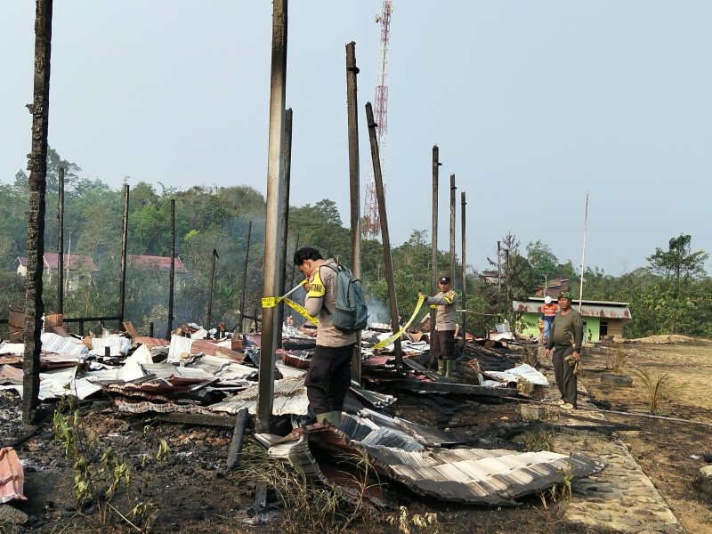Polisi melakukan olah TKP kebaran di SMA Negeri 1 Sungai Babuat