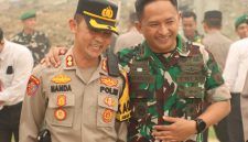 HUT ke-81 TNI, Kapolres Barito Utara AKBP Irnanda Oktora, S.I.K., M.I.K., bersama jajaran Pejabat Utama (PJU) dan personel Polres Barito Utara menyambangi Mako Kodim 1013/Muara Teweh