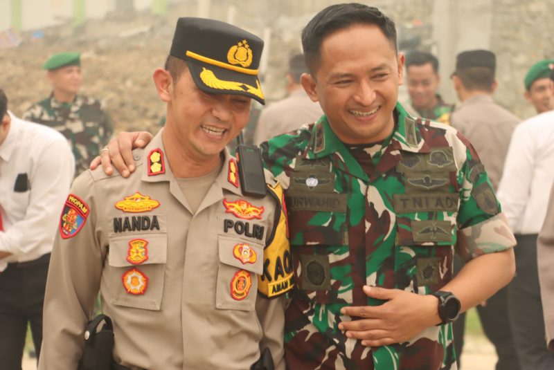 HUT ke-81 TNI, Kapolres Barito Utara AKBP Irnanda Oktora, S.I.K., M.I.K., bersama jajaran Pejabat Utama (PJU) dan personel Polres Barito Utara menyambangi Mako Kodim 1013/Muara Teweh