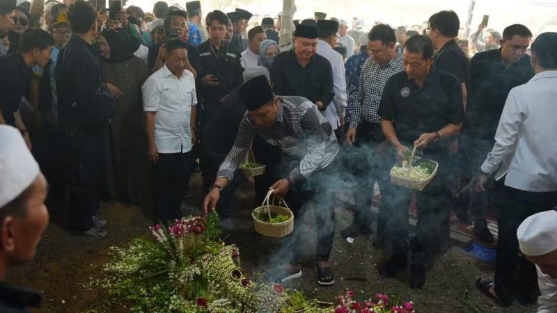 Bupati Mura Heriyus hadir di pemakaman mantan bupati Barut H Nadalsyah