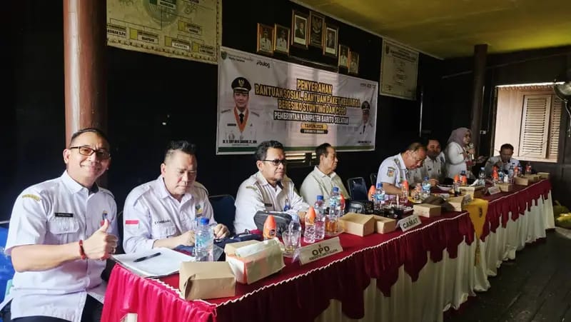 Jajaran Pemkab Barsel saat berada di aula Kecamatan Jenamas untuk menyurkan Bansos CPPD kepada 878 KPM, Rabu (21/10/2026). Foto. Alifansyah/1tulah.com