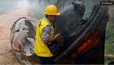 Warga Kotim menemukan benda misterius berkabel di perkebunan usai mendengar dentuman keras. (@korankaltara) 