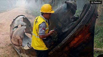 Warga Kotim menemukan benda misterius berkabel di perkebunan usai mendengar dentuman keras. (@korankaltara) 