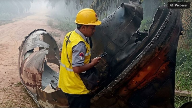Warga Kotim menemukan benda misterius berkabel di perkebunan usai mendengar dentuman keras. (@korankaltara) 