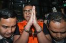 Bupati Klaten Hamenang Wajar Ismoyo berjalan menggunakan rompi tahanan usai menjalani pemeriksaan di Gedung Merah Putih KPK, Jakarta, Jumat (16/10/2026). [Suara.com/Alfian Winanto] 