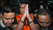 Bupati Klaten Hamenang Wajar Ismoyo berjalan menggunakan rompi tahanan usai menjalani pemeriksaan di Gedung Merah Putih KPK, Jakarta, Jumat (16/10/2026). [Suara.com/Alfian Winanto] 