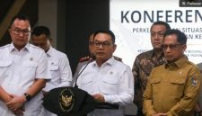 Menko Polkam Dudung Abdurachman menyampaikan keterangan pers di Gedung Kemenko Polkam, Jakarta, Senin (19/10/2026). ANTARA FOTO/Angga Budhiyanto/YU 