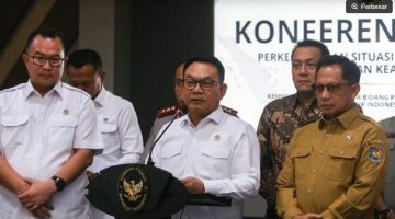 Menko Polkam Dudung Abdurachman menyampaikan keterangan pers di Gedung Kemenko Polkam, Jakarta, Senin (19/10/2026). ANTARA FOTO/Angga Budhiyanto/YU 