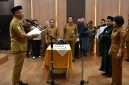 Bupati Barsel, Eddy Raya Samsuri (foto sebelah kiri) waktu membacakan sumpah & janji saat melantik Dr. Ita Minarni (foto sebelah kanan) sebagai Sekda difinitif, pada Selasa (20/10/2026) lalu. Foto. Alifansyah/1tulah.com