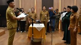 Bupati Barsel, Eddy Raya Samsuri (foto sebelah kiri) waktu membacakan sumpah & janji saat melantik Dr. Ita Minarni (foto sebelah kanan) sebagai Sekda difinitif, pada Selasa (20/10/2026) lalu. Foto. Alifansyah/1tulah.com