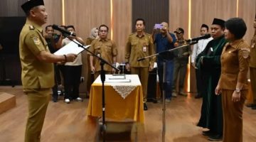 Bupati Barsel, Eddy Raya Samsuri (foto sebelah kiri) waktu membacakan sumpah & janji saat melantik Dr. Ita Minarni (foto sebelah kanan) sebagai Sekda difinitif, pada Selasa (20/10/2026) lalu. Foto. Alifansyah/1tulah.com