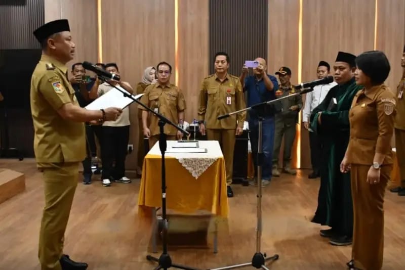 Bupati Barsel, Eddy Raya Samsuri (foto sebelah kiri) waktu membacakan sumpah & janji saat melantik Dr. Ita Minarni (foto sebelah kanan) sebagai Sekda difinitif, pada Selasa (20/10/2026) lalu. Foto. Alifansyah/1tulah.com