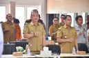 Bupati Barsel, H. Eddy Raya Samsuri (foto sebelah kiri) didampingi Walikota Palangka Raya saat menghadiri Rakor Penanggulangan Karhutla, bertempat di Aula Banama Tingang, Kantor Bupati Kabupaten Pulang Pisau, Senin (19/10/2026). Foto. Alifansyah/1tulah.com