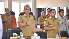 Bupati Barsel, H. Eddy Raya Samsuri (foto sebelah kiri) didampingi Walikota Palangka Raya saat menghadiri Rakor Penanggulangan Karhutla, bertempat di Aula Banama Tingang, Kantor Bupati Kabupaten Pulang Pisau, Senin (19/10/2026). Foto. Alifansyah/1tulah.com