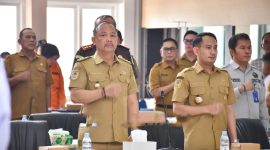 Bupati Barsel, H. Eddy Raya Samsuri (foto sebelah kiri) didampingi Walikota Palangka Raya saat menghadiri Rakor Penanggulangan Karhutla, bertempat di Aula Banama Tingang, Kantor Bupati Kabupaten Pulang Pisau, Senin (19/10/2026). Foto. Alifansyah/1tulah.com
