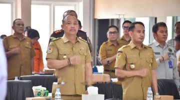 Bupati Barsel, H. Eddy Raya Samsuri (foto sebelah kiri) didampingi Walikota Palangka Raya saat menghadiri Rakor Penanggulangan Karhutla, bertempat di Aula Banama Tingang, Kantor Bupati Kabupaten Pulang Pisau, Senin (19/10/2026). Foto. Alifansyah/1tulah.com