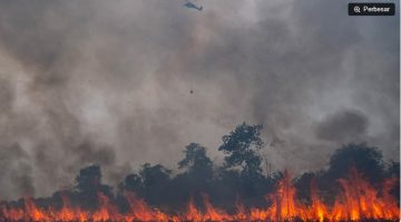 Helikopter Black Hawk VH-UHG milik BNPB melakukan pemadaman kebakaran lahan dari udara (water boombing) di Desa Rambutan, Kecamatan Indralaya Utara, Kabupaten Ogan Ilir (OI), Sumatera Selatan, Sabtu (12/9/2026). [ANTARA FOTO/Nova Wahyudi/tom] 