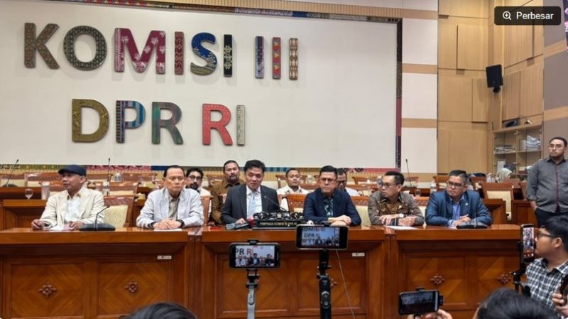 Ketua Komisi III DPR RI, Habiburokhman dalam Rapat Dengar Pendapat Umum (RDPU) bersama Pusat Kajian Anti Korupsi atau Pukat UGM untuk membahas terkait RUU Perampasan Aset di Gedung DPR, Senayan, Jakarta, pada Senin (14/9/2026). 