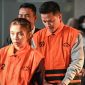 Pihak swasta Gery Prasetiawan (kanan) dan Syifa Nrika Ghifarian (kiri) berjalan mengenakan rompi tahanan seusai menjalani pemeriksaan di Gedung Merah Putih KPK, Jakarta, Rabu (14/10/2026). [ANTARA FOTO/Fauzan/kye] 