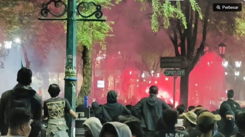 Kericuhan di kawasan Malioboro, Yogyakarta, Rabu (28/10/2026) malam. (Suara.com/Hiskia) 
