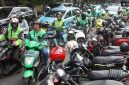 Pengemudi ojek online menjemput penumpang di seberang Stasiun Palmerah, Jakarta, Kamis (2/7/2026). [Suara.com/Alfian Winanto] 