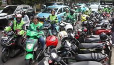 Pengemudi ojek online menjemput penumpang di seberang Stasiun Palmerah, Jakarta, Kamis (2/7/2026). [Suara.com/Alfian Winanto] 