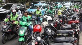 Pengemudi ojek online menjemput penumpang di seberang Stasiun Palmerah, Jakarta, Kamis (2/7/2026). [Suara.com/Alfian Winanto] 