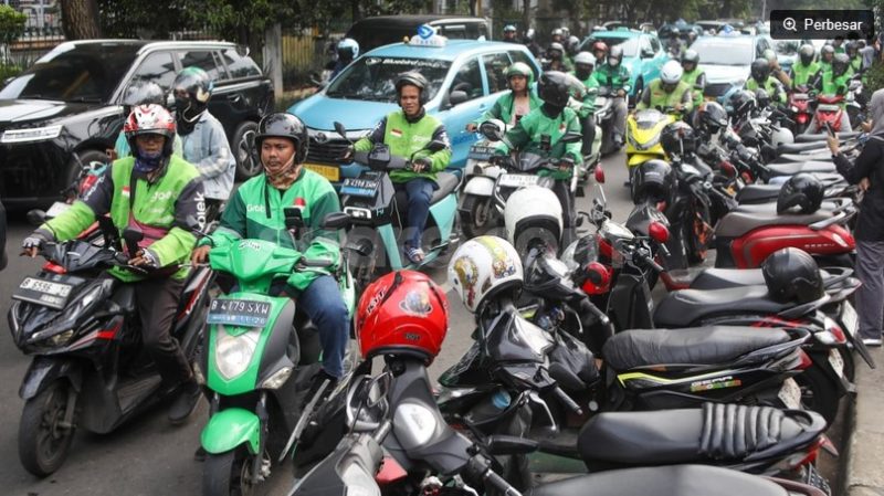 Pengemudi ojek online menjemput penumpang di seberang Stasiun Palmerah, Jakarta, Kamis (2/7/2026). [Suara.com/Alfian Winanto] 