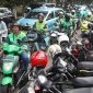 Pengemudi ojek online menjemput penumpang di seberang Stasiun Palmerah, Jakarta, Kamis (2/7/2026). [Suara.com/Alfian Winanto] 