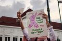 Peserta Aksi Suara Ibu Indonesia membentangkan poster berisi kritik terhadap kebijakan pengenaan PPN sebesar 11 persen pada produk pembalut di kawasan Titik Nol Kilometer Yogyakarta, Jumat (30/10/2026). [Suara.com/Hiskia] 