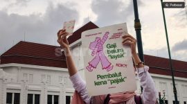Peserta Aksi Suara Ibu Indonesia membentangkan poster berisi kritik terhadap kebijakan pengenaan PPN sebesar 11 persen pada produk pembalut di kawasan Titik Nol Kilometer Yogyakarta, Jumat (30/10/2026). [Suara.com/Hiskia] 