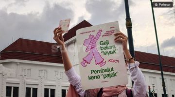 Peserta Aksi Suara Ibu Indonesia membentangkan poster berisi kritik terhadap kebijakan pengenaan PPN sebesar 11 persen pada produk pembalut di kawasan Titik Nol Kilometer Yogyakarta, Jumat (30/10/2026). [Suara.com/Hiskia] 