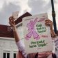 Peserta Aksi Suara Ibu Indonesia membentangkan poster berisi kritik terhadap kebijakan pengenaan PPN sebesar 11 persen pada produk pembalut di kawasan Titik Nol Kilometer Yogyakarta, Jumat (30/10/2026). [Suara.com/Hiskia] 