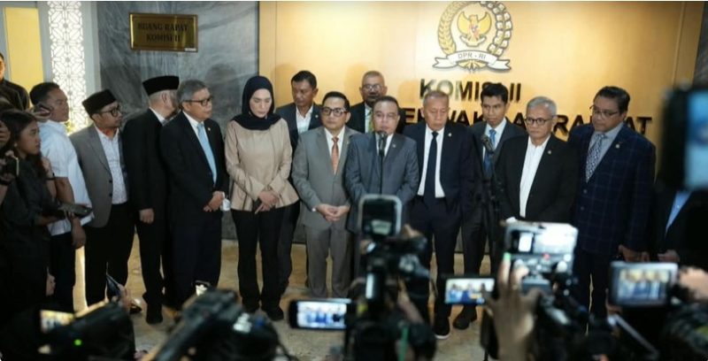 Wakil Ketua DPR RI Sufmi Dasco Ahmad bersama pimpinan Komisi II DPR RI mengumumkan Wakil Ketua Komisi II DPR RI Bahtra Banong sebagai Ketua Panja RUU Pemilu di Kompleks Parlemen Senayan, Jakarta, Kamis (8/10/2026). [Ist] 