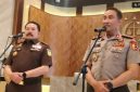 Kapolri Jenderal Suyudi Ario Seto (kanan) bersama Jaksa Agung ST Burhanuddin (kiri) memberikan keterangan pers seusai pertemuan untuk memperkuat koordinasi penyidikan dan penuntutan perkara pidana di Gedung Utama Kejaksaan Agung, Jakarta, Rabu (14/10/2026). ANTARA/Nadia Putri Rahmani