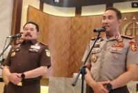 Kapolri Jenderal Suyudi Ario Seto (kanan) bersama Jaksa Agung ST Burhanuddin (kiri) memberikan keterangan pers seusai pertemuan untuk memperkuat koordinasi penyidikan dan penuntutan perkara pidana di Gedung Utama Kejaksaan Agung, Jakarta, Rabu (14/10/2026). ANTARA/Nadia Putri Rahmani