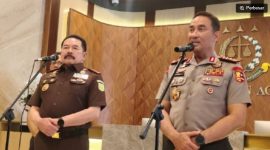 Kapolri Jenderal Suyudi Ario Seto (kanan) bersama Jaksa Agung ST Burhanuddin (kiri) memberikan keterangan pers seusai pertemuan untuk memperkuat koordinasi penyidikan dan penuntutan perkara pidana di Gedung Utama Kejaksaan Agung, Jakarta, Rabu (14/10/2026). ANTARA/Nadia Putri Rahmani
