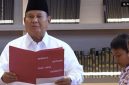 Presiden Prabowo Subianto memimpin pembacaan teks Sumpah Pemuda bersama sejumlah siswa sekolah dasar dalam video yang diunggah akun Instagram resmi Presiden, @prabowo, pada Rabu (28/10) malam. (ANTARA/HO-Instagram) 