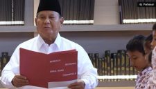 Presiden Prabowo Subianto memimpin pembacaan teks Sumpah Pemuda bersama sejumlah siswa sekolah dasar dalam video yang diunggah akun Instagram resmi Presiden, @prabowo, pada Rabu (28/10) malam. (ANTARA/HO-Instagram) 