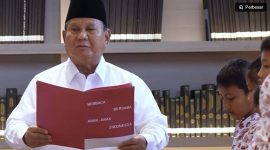 Presiden Prabowo Subianto memimpin pembacaan teks Sumpah Pemuda bersama sejumlah siswa sekolah dasar dalam video yang diunggah akun Instagram resmi Presiden, @prabowo, pada Rabu (28/10) malam. (ANTARA/HO-Instagram) 