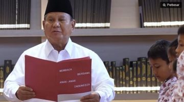 Presiden Prabowo Subianto memimpin pembacaan teks Sumpah Pemuda bersama sejumlah siswa sekolah dasar dalam video yang diunggah akun Instagram resmi Presiden, @prabowo, pada Rabu (28/10) malam. (ANTARA/HO-Instagram) 