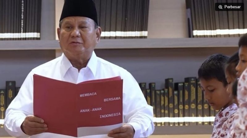 Presiden Prabowo Subianto memimpin pembacaan teks Sumpah Pemuda bersama sejumlah siswa sekolah dasar dalam video yang diunggah akun Instagram resmi Presiden, @prabowo, pada Rabu (28/10) malam. (ANTARA/HO-Instagram) 